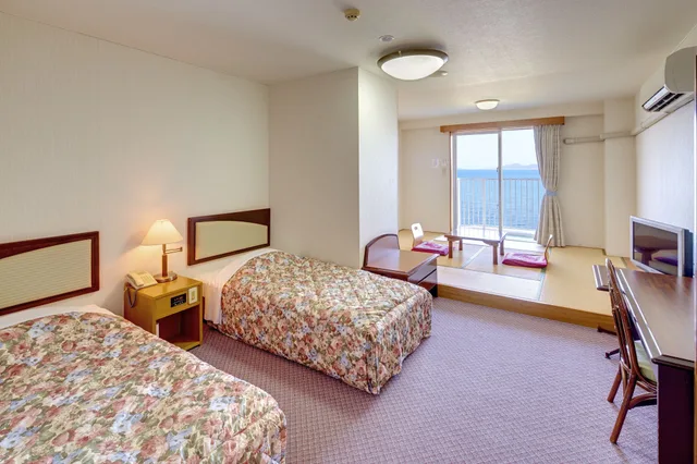 غرفة يابانية غربية بسريرين منفصلين بإطلالة على البحر، Miyuki Hamabaru Resort 2/10