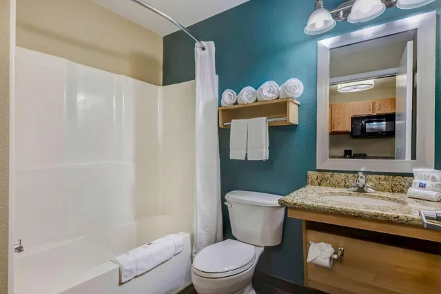غرفة بسرير كينج لغير المدخنين بمطبخ، Studio6 Lenexa, KS - Overland Park 4/4