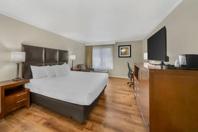 غرفة قياسية بسرير كينج بحوض جاكوزي، Best Western Plus Northwoods Inn 4/10