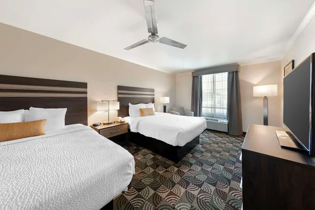 جناح عائلي بسريرين كوين مع أريكة بمنطقة جلوس، Best Western Plus Country Park Hotel 5/7