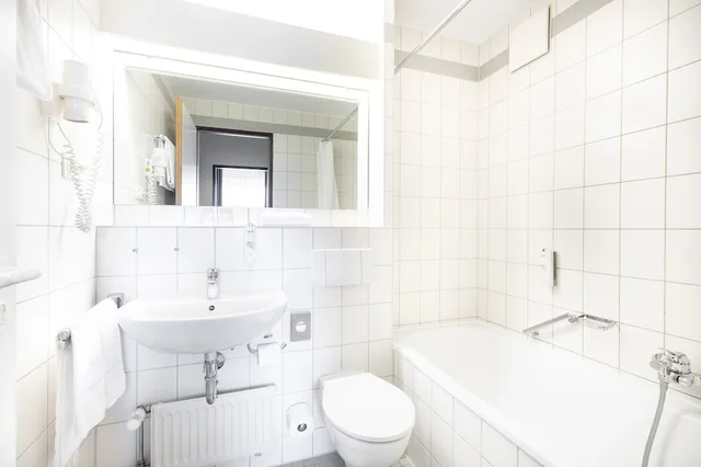 غرفة ثلاثية بسرير مزدوج مع أريكة بمطبخ صغير، acora Leipzig Living the City 6/9