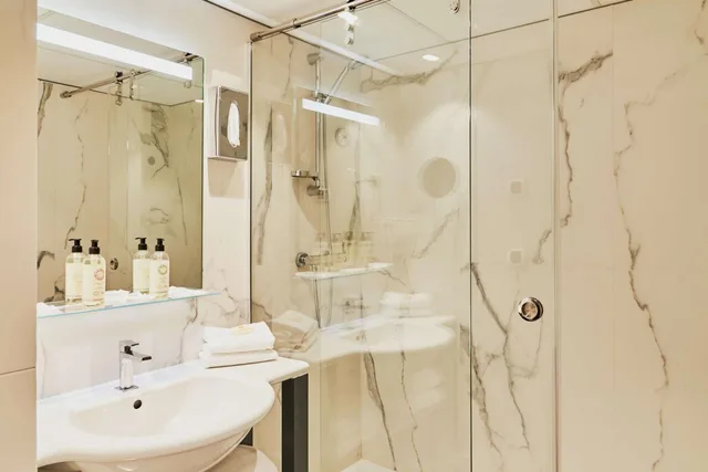 غرفة بسريرين منفصلين بإطلالة على البحر، Best Western Hotel Alexandra 5/6