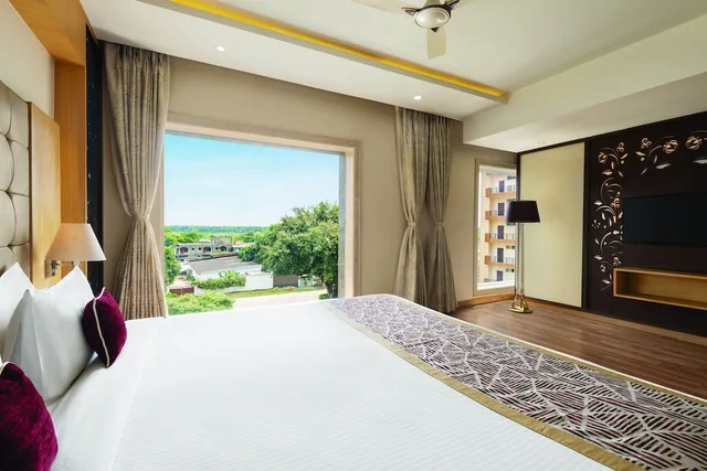 غرفة بريميوم بسرير كينج، Ramada by Wyndham Varanasi Katesar 2/6