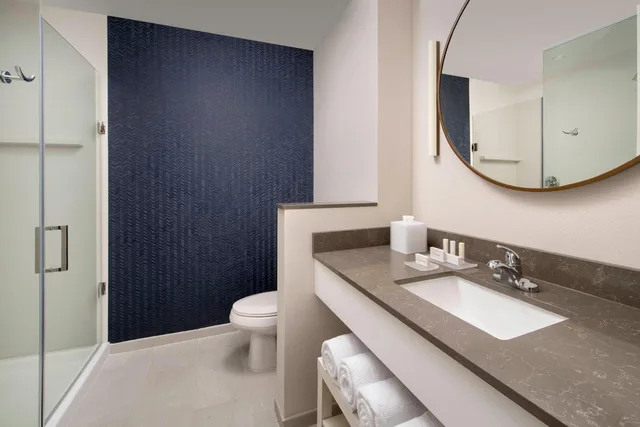 غرفة بسريرين كوين بحوض استحمام لذوي الإعاقة، Fairfield Inn & Suites By Marriott New Orleans Metairie 3/6