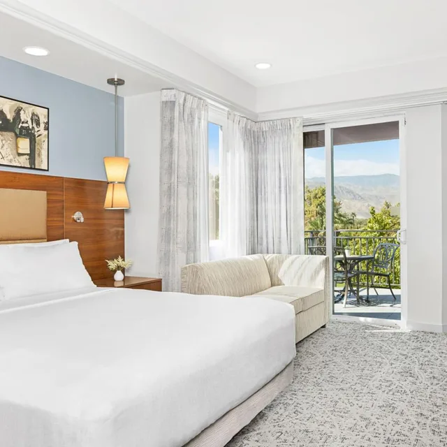 غرفة بسرير كينج بشرفة لذوي الإعاقة، Marriotts Desert Springs Villas II 1/4