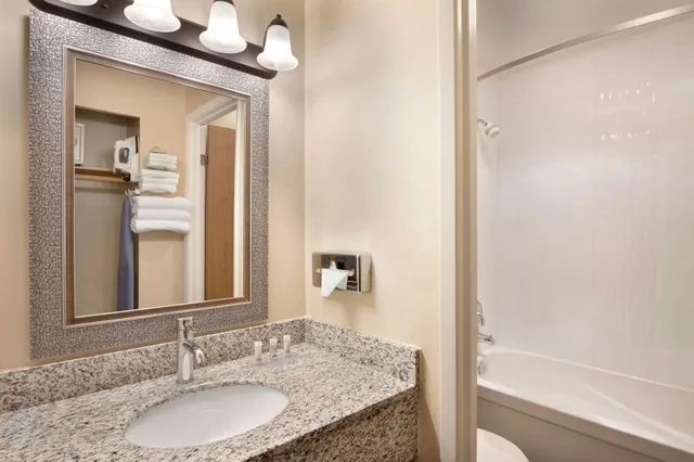غرفة بسرير كوين، Days Inn by Wyndham Nanaimo 4/6
