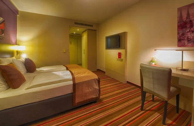 Superior, Double or Twin Bed, Leonardo Hotel Koln 6/10