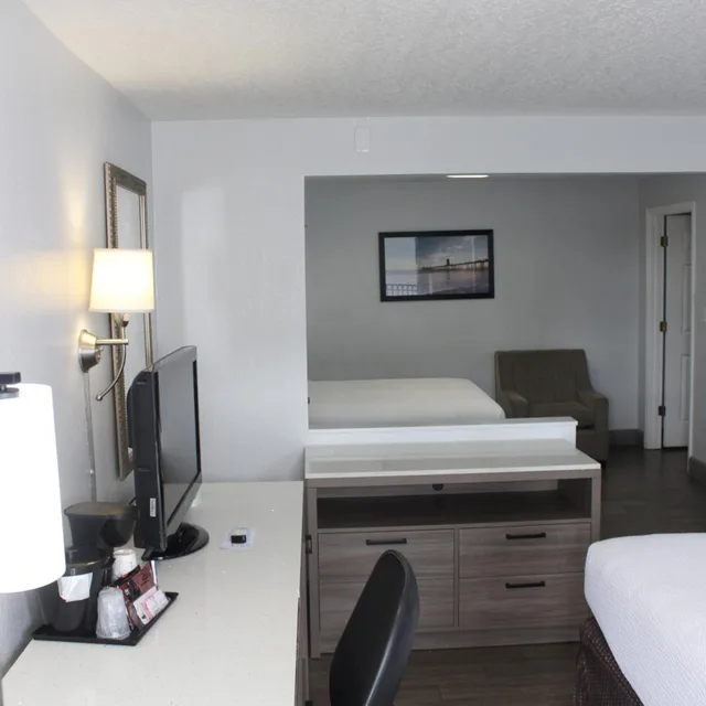 Split, Suite, Queen Bed, Partial Split View, City View، La Quinta Inn & Suites by Wyndham Oceanfront Daytona Beach 9/10