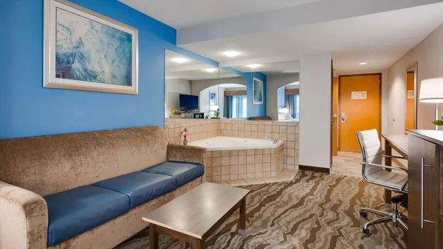 جناح بسرير كينج بجاكوزي، Best Western Plus River Escape Inn & Suites 8/8