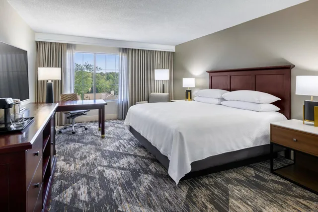 غرفة بسرير كينج مع دخول صالة النادي لذوي الإعاقة، Sheraton Atlanta Perimeter North Hotel 1/8