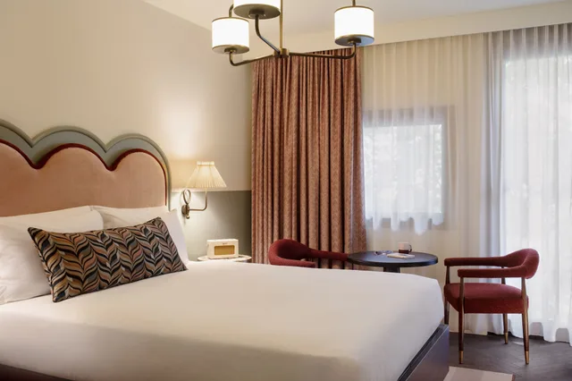 Cozy, Residence, Queen Bed, The Hoxton Charlottenburg 1/4