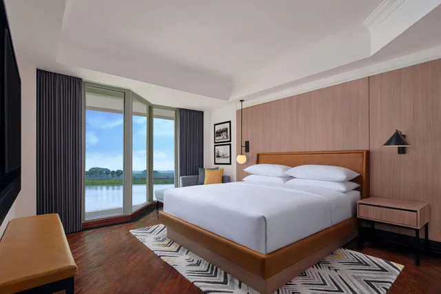 Deluxe, Double Bed, Lake View, Sheraton Jakarta Soekarno Hatta Airport 2/4