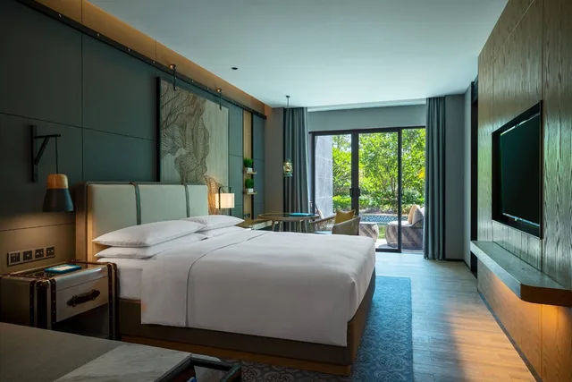 Room, King Bed, Side Pool View، Renaissance Xiamen Hotel 1/6