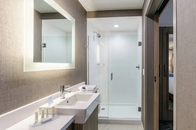 جناح بسرير كينج مع سرير سحّاب إضافي لذوي الإعاقة، Springhill Suites Columbia 2/5