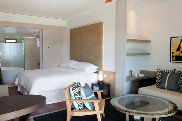 غرفة بسرير كينج بإطلالة على الحديقة بشرفة مع أريكة، Sheraton New Caledonia Deva Resort & Spa 4/4
