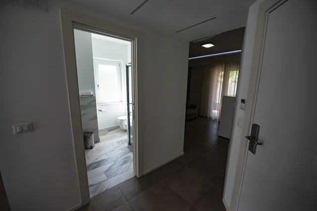 جناح ديلوكس بسرير كينج بشرفة مع أريكة، Aether Suites Tropea 8/8