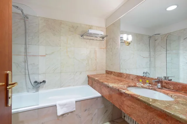 غرفة قياسية ثلاثية بسرير كوين وسرير فردي، B&B HOTEL Affi Lago di Garda 9/10