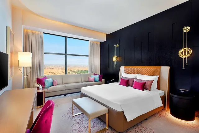 غرفة ديلوكس بسرير كينج لذوي الإعاقة، Alrayyan Hotel Doha Curio Collection By Hilton 1/2