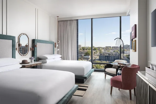 غرفة بسريرين كوين بحوض استحمام لذوي الإعاقة، Hyatt Centric Downtown Nashville 1/5