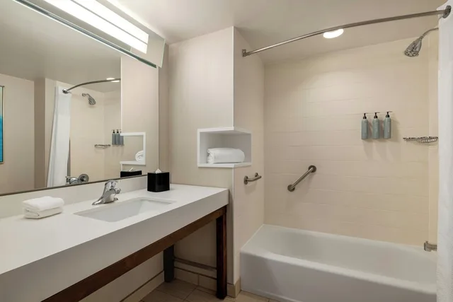 غرفة بسريرين كوين مع أريكة، Courtyard by Marriott Wilkes-Barre Arena 3/5