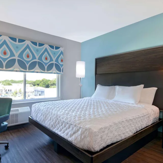 غرفة بسرير كينج بحوض استحمام لذوي الإعاقة، Tru By Hilton Fort Walton Beach 3/8