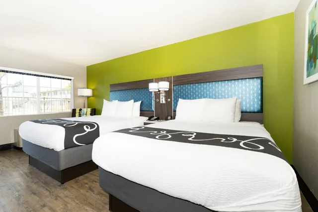 غرفة قياسية بسريرين كوين، Surestay Plus Hotel By Best Western Point Richmond 1/10
