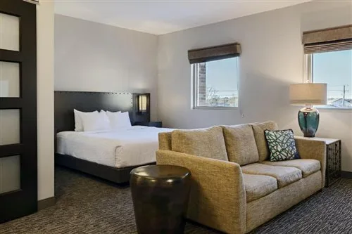 جناح جونيور بسرير كينج، The Southlake Hotel 1/1