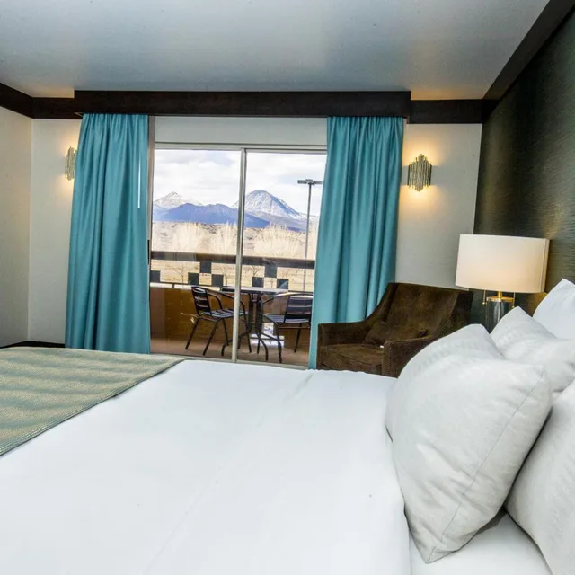 غرفة بسرير كينج بشرفة، Ute Mountain Casino Hotel 3/3