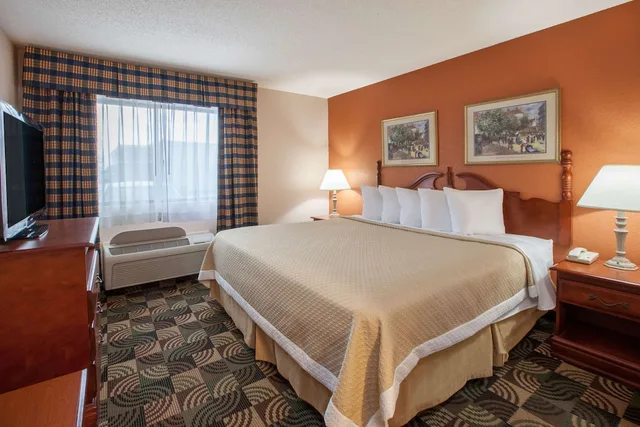 Standard, King Bed, Jetted Tub, Days Inn by Wyndham Hillsdale 6/10