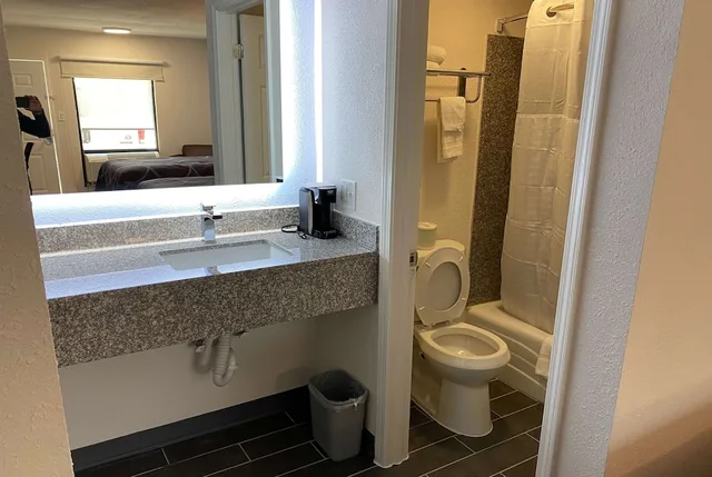غرفة بسرير كينج لذوي الإعاقة، Super 8 By Wyndham Marietta/West/Atl Area 2/2