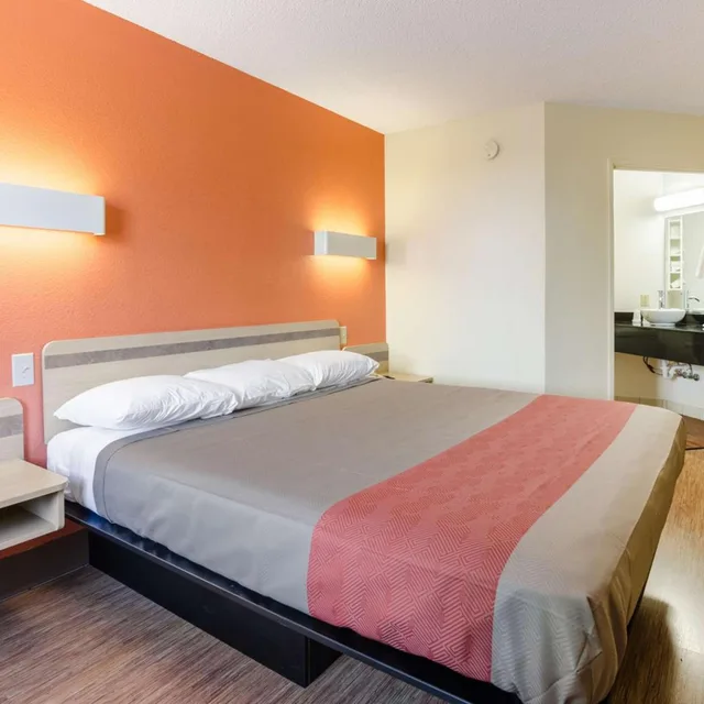 1 King Bed Mobility Access Ri Shwr Nsmk، Motel6 Bristol, VA 6/10