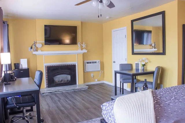 جناح عائلي بسرير كينج وسريرين منفصلين بغرفتي نوم، Carmel Wayfarer Inn 2/10