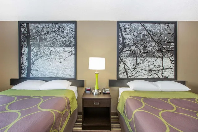 Studio, Suite, 2 Queen Beds, Super 8 By Wyndham Brookings 2/4