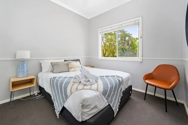 House, 6 King and Twin Beds, 2 Queen Beds، Big4 Koala Shores Port Stephens Holiday Park 3/5