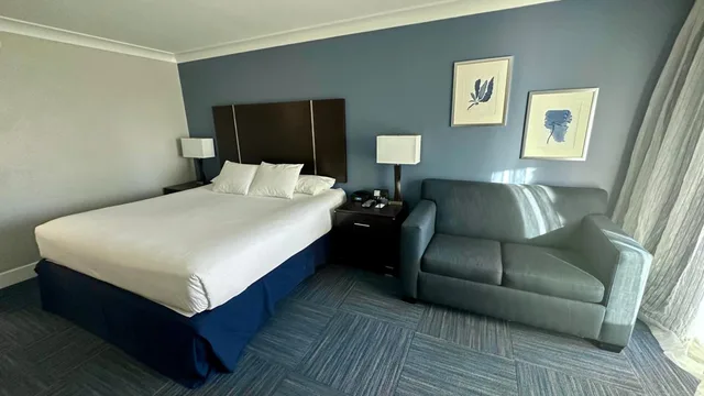 Executive, King Bed, Pacific Inn 2/10