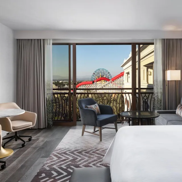 Studio, King Bed, Theme Park View, Sofa, Large, The Westin Anaheim Resort 3/6