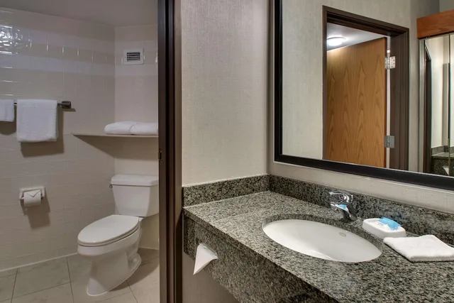 غرفة بسرير كينج بحوض استحمام في طابق مرتفع لذوي الإعاقة، Drury Inn and Suites San Antonio Northwest Medical Center 5/5