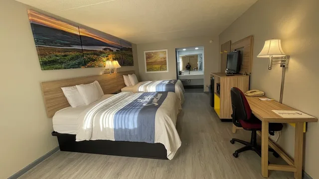 غرفة بسريرين كوين، Days Inn by Wyndham Salina South 1/10