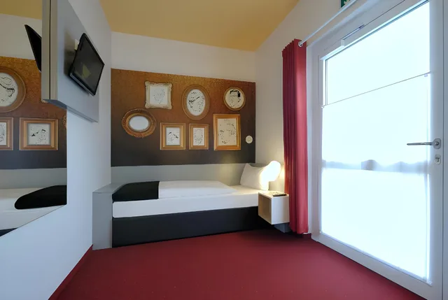 غرفة مفردة بسرير كوين، B&B Hotel Bonn 1/2