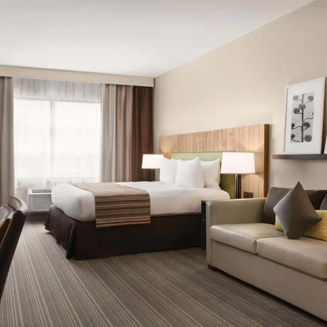 Open Plan, Suite, King Bed, Sofa، Country Inn and Suites By Radisson Belleville ON 1/5