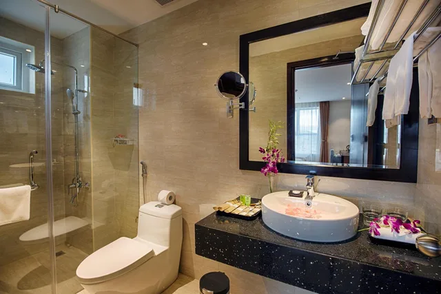 غرفة ديلوكس بسرير مزدوج بإطلالة على المدينة بشرفة، Sofia Suite Hotel Danang 5/8