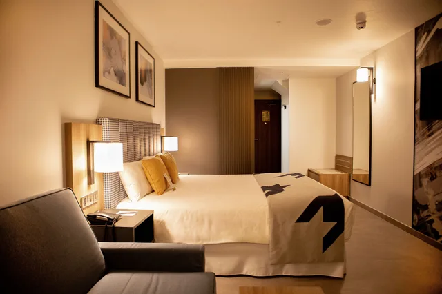 Deluxe, Twin Beds, No Window, Hotel Riu Plaza London Victoria 9/10