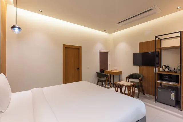 Deluxe, King Bed, No Window، The Solitaire 1/4