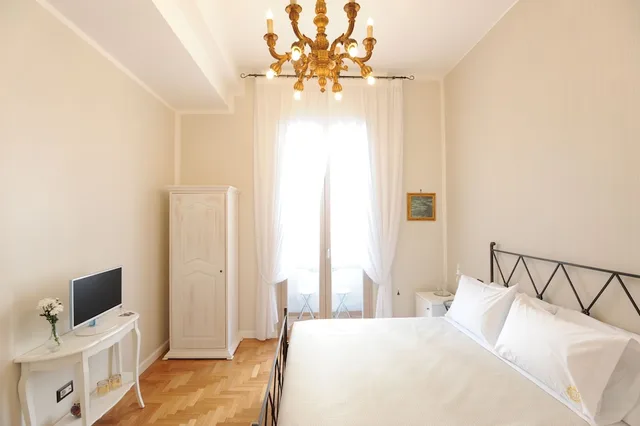 غرفة ديلوكس بسرير كوين بإطلالة على المدينة بشرفة، Residenza Borbonica 1/6
