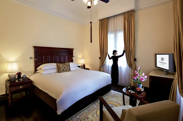 غرفة فاخرة بسرير كوين، Sofitel Legend Metropole Hanoi Hotel 4/6