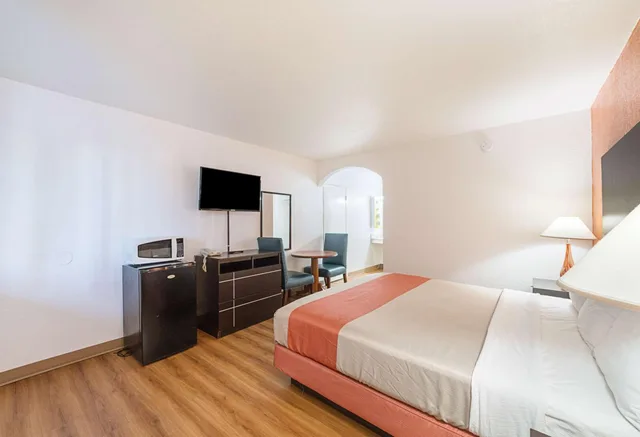 غرفة بسرير كينج، Motel6 San Antonio, TX - I-10 West 6/10
