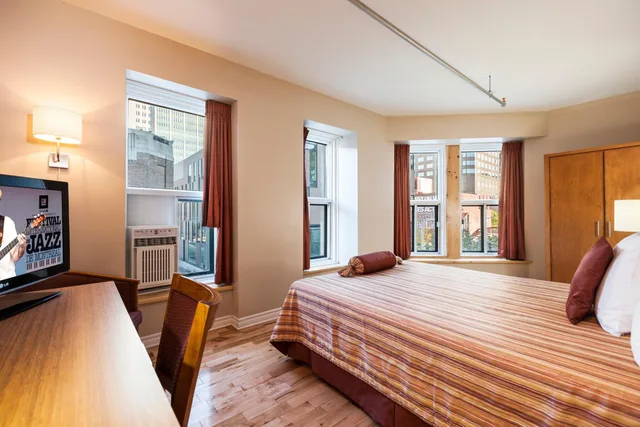 غرفة سوبيريور بسرير كينج وسرير كوين، Hotel Quartier des Spectacles 4/8