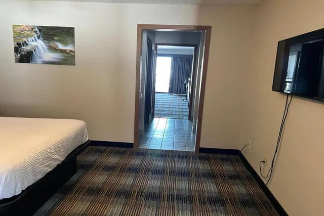 2 Bedrooms, Suite, 3 Queen Beds, Lake View, AmericInn by Wyndham Saint Ignace 2/5