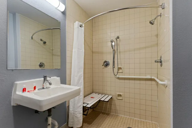 Exterior, King Bed, Accessible, Econo Lodge Rockford Casino Area 4/4