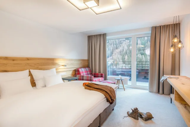 غرفة كلاسيكية بفراش فوتون وسرير كينج وسرير فردي بإطلالة على الجبل، Hotel Grischuna 2/2